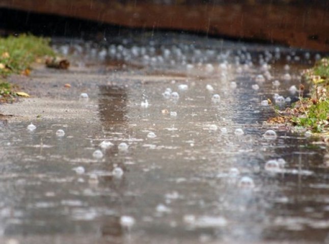 Сьогодні на Закарпатті очікують на сильні зливи з градом