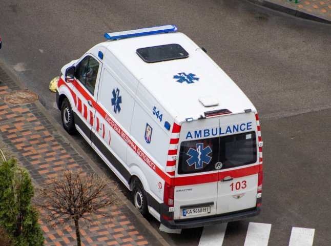 На Тячівщині жінка впала з балкона третього поверху: постраждалу госпіталізували