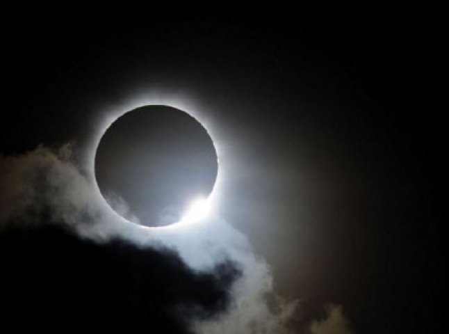 Ужгородський науковець назвав приблизний час, коли завтра в місті можна буде спостерігати сонячне затемнення