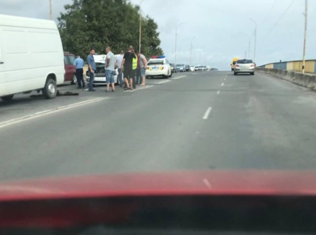 У Мукачеві на мосту зіткнулося кілька машин: опубліковано відео