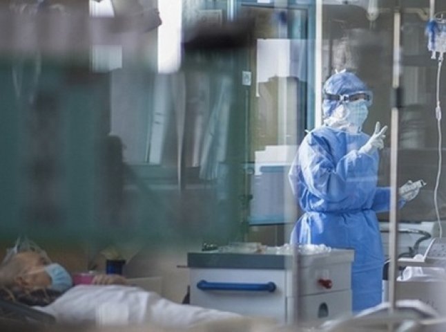 Лікарі обирають – кому дихати, а кому ні: журналіст розповів, що коїться у лікарні в Ужгороді