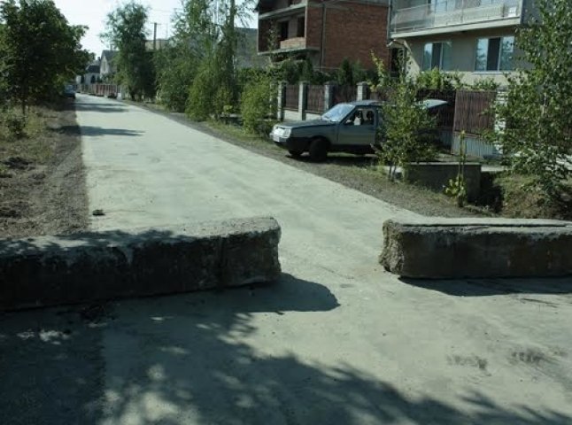 В одному із сіл Ужгородщини місцеві мешканці самовільно перекрили щойно заасфальтовану вулицю