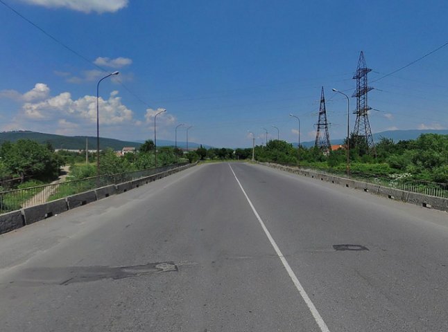 Дорогу при в’їзді в Мукачево звільнили від бетонних блоків, на місці працює ДАІ
