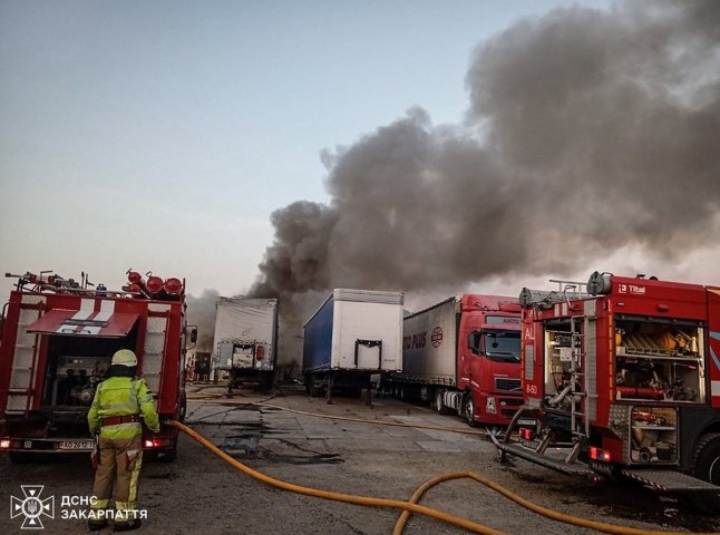 На Тячівщині гасили велику пожежу На Тячівщині гасили велику пожежу