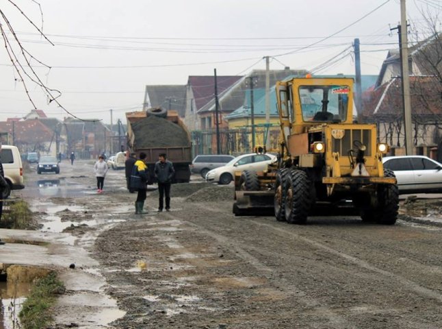 Після доби блокування на Виноградівщині розпочали ремонт дороги 