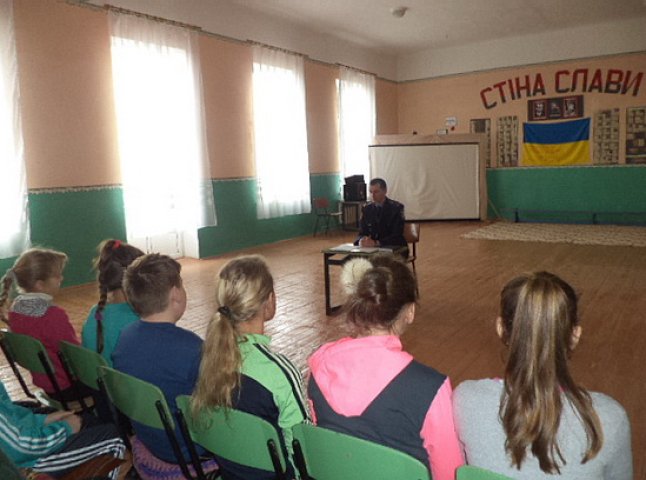 Закарпатські поліцейські розповіли школярам про небезпеку від піротехніки