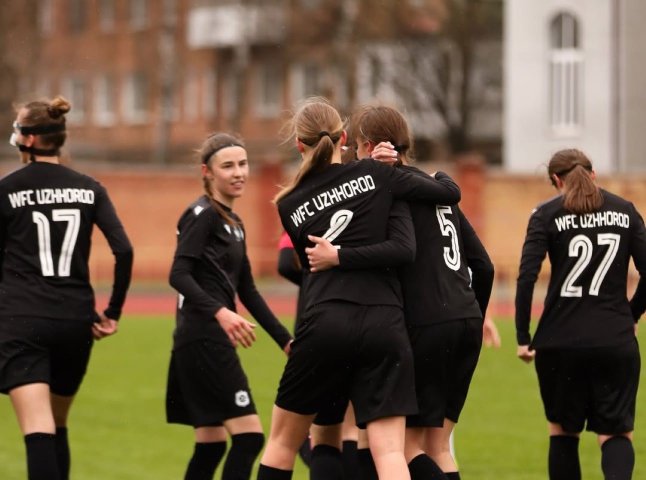 Закарпатські футболістки з розгромом пробилися у фінал сезону