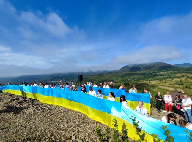 На горі у Закарпатті розгорнули стометровий прапор України