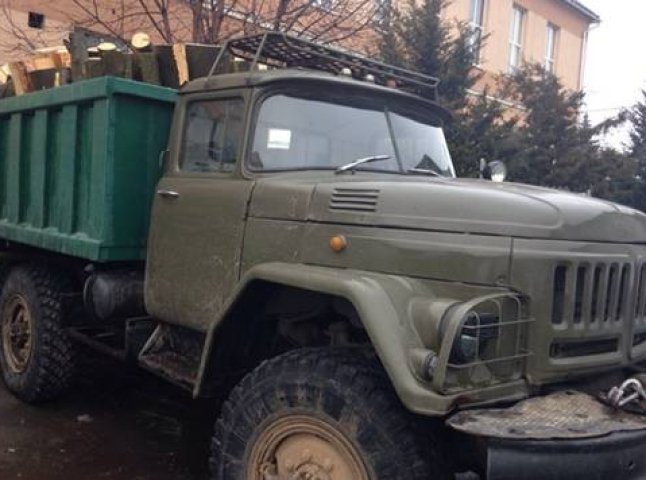 У Мукачеві правоохоронці затримали вантажівку з нелегальним лісом