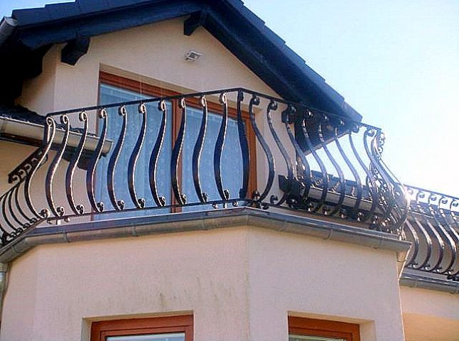 Трагедія на Тячівщині: від падіння загинув чоловік, вийшовши п’яним покурити на балкон