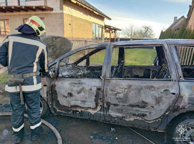 Жінка кликала на допомогу: у туристичному селі вщент згоріла машина