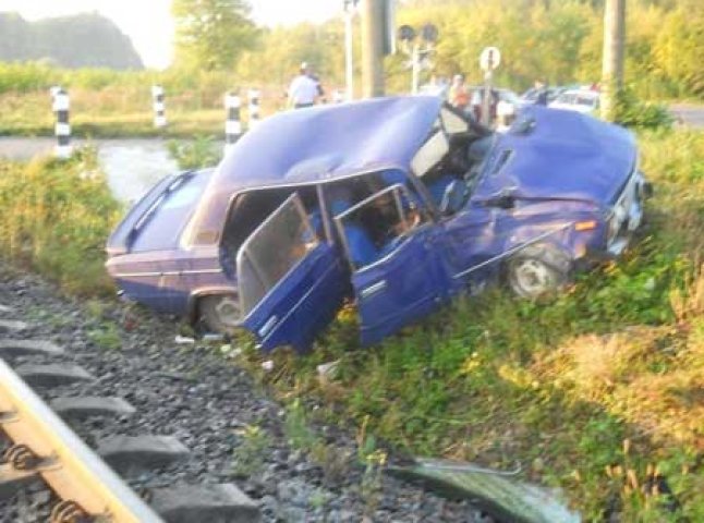 Трагічний випадок на Великоберезнянщині: 20-річний водій не встиг проскочити переїзд на червоне світло, дві 16-річні дівчини загинули