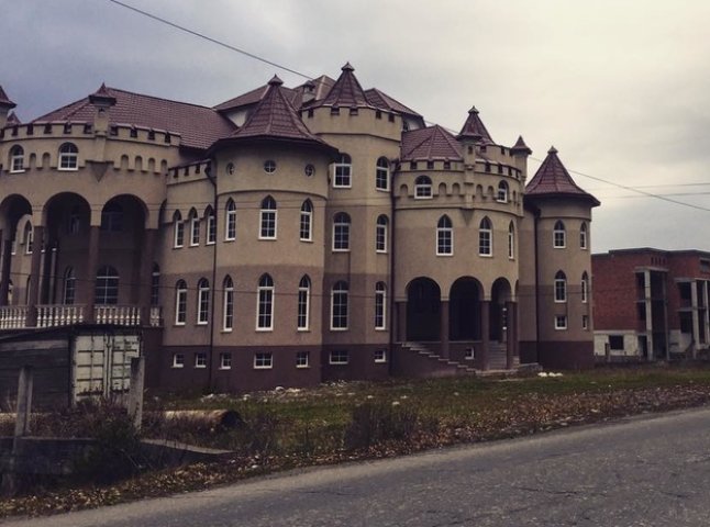 Столичні журналісти розповіли про розкішні палаци закарпатських румунів