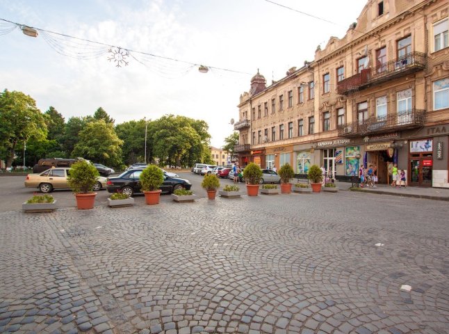 Ужгородська міськрада хоче виділити 500 тисяч гривень на асфальтування площі Петефі 