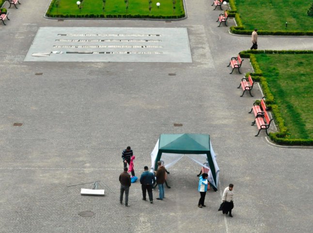 Перед приміщенням Закарпатської ОДА встановлено намет (ФОТО)