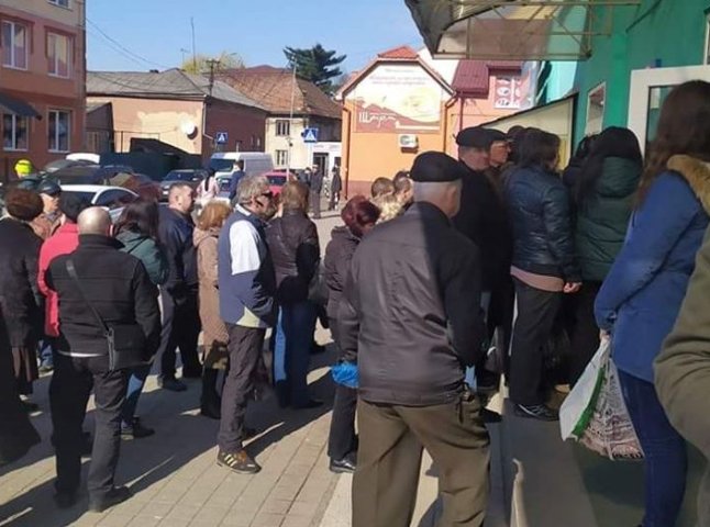 Натовпи людей: як виглядають вхід до центрального ринку Мукачева та біля банкоматів