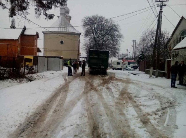 На Мукачівщині сталась смертельна ДТП: водій вантажівки не помітив пішохода і наїхав на нього