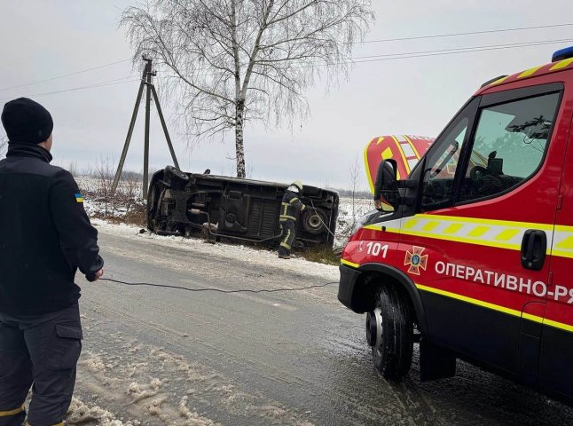 Третя ДТП за день на Закарпатті: пасажирський мікроавтобус врізався в дерево