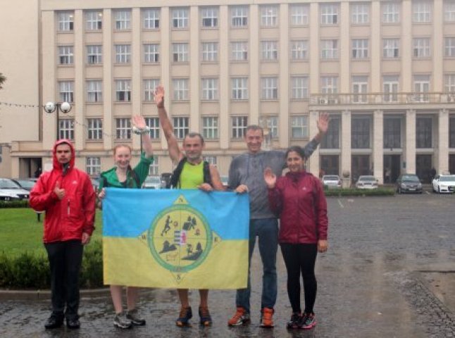 В Ужгороді закарпатець завершив свій 250-кілометровий забіг "Марафон людяності"