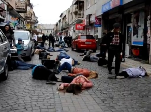 Тридцять молодих людей впали одночасно в центрі Мукачева у рамках флешмобу (ВІДЕО)