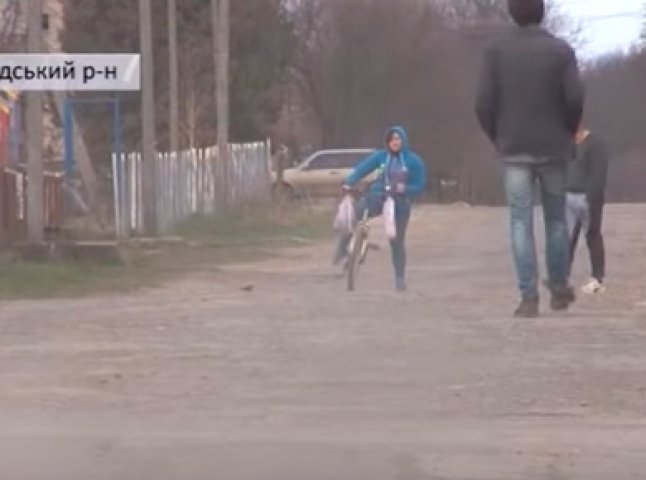 Через жахливу дорогу мешканці одного із сіл змушені йти на зупинку... у сусіднє село