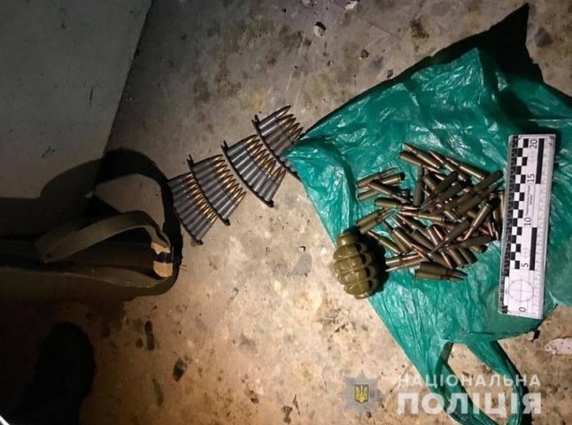 Тротилові шашки, граната і набої: поліцейські вилучили арсенал зброї