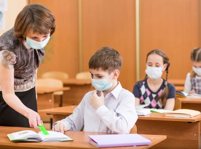 У МОН розповіли, хто має купувати маски та антисептики для шкіл