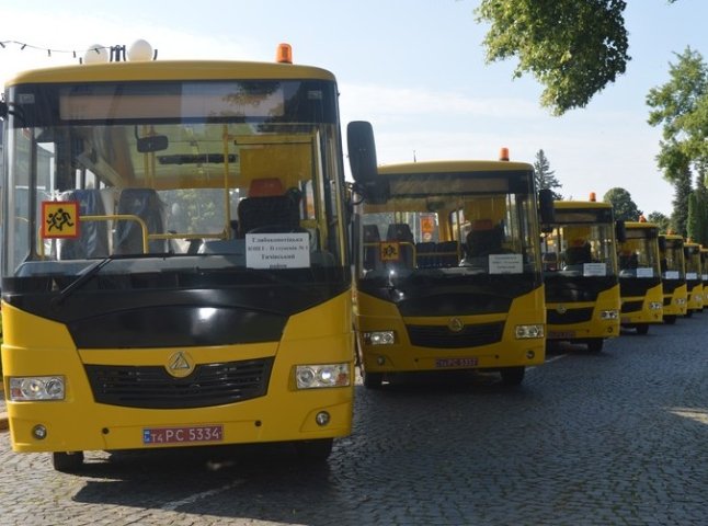 Десять районів Закарпаття отримали нові шкільні автобуси