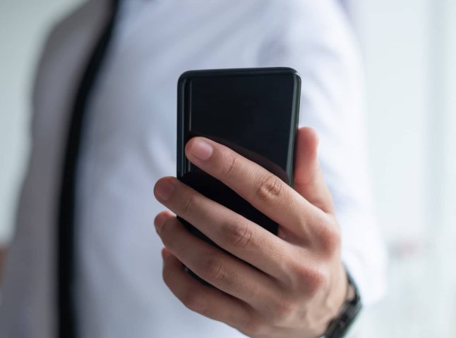 Після такого дзвінка можуть зникнути гроші: українців попередили про «підміну» операторів Після такого дзвінка можуть зникнути гроші: українців попередили про «підміну» операторів