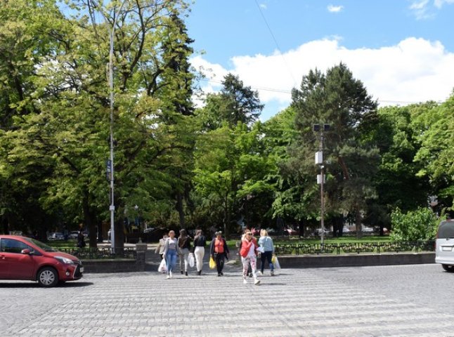 В Ужгороді розпочався капремонт зеленої зони на площі Петефі