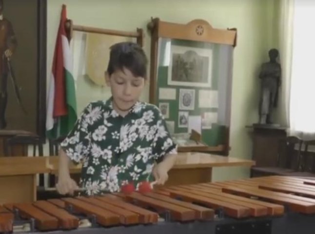 Десятирічний віртуоз із Ужгорода вразив словацьких журналістів грою на незвичному інструменті