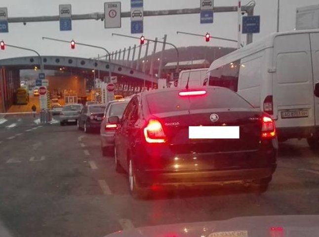 На КПП "Ужгород" черга автомобілів сягає кілометра