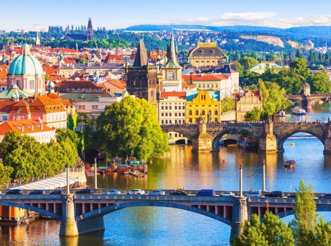 Чехія відкриває ресторани, торгові центри, кінотеатри та частково школи