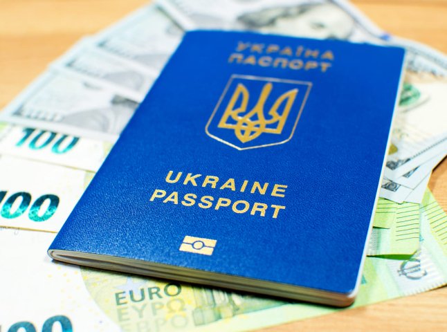 Для українців, які виїхали за кордон, оголосили про нові виплати: хто отримає гроші