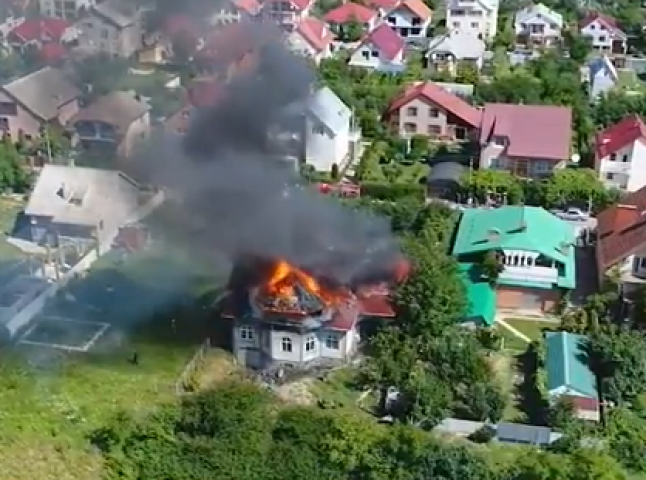 Масштабну пожежу поблизу Ужгорода гасили 25 пожежників