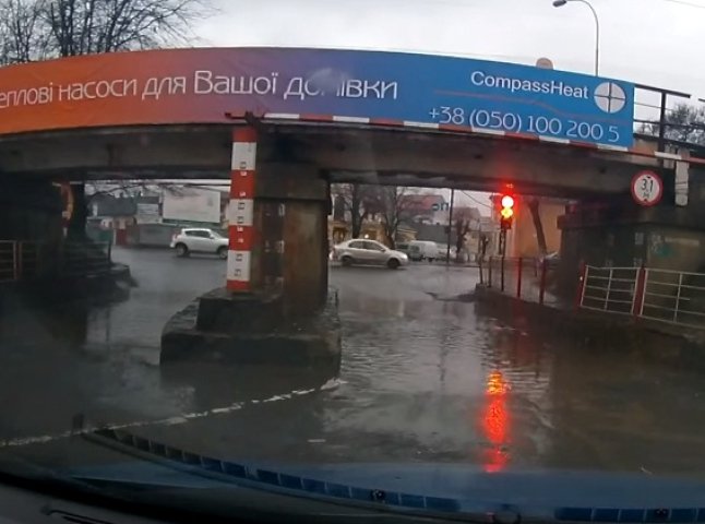 Ужгородські водії не по своїй волі вимушені "купати" автомобілі в болоті