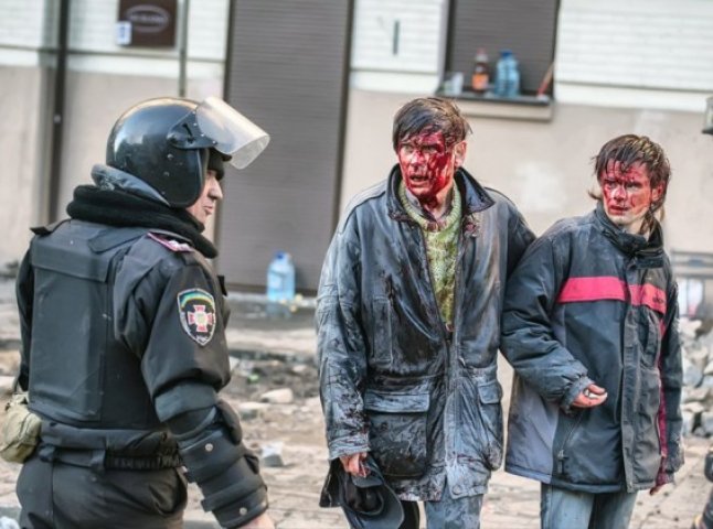 Сім років з трагічного ранку 18 лютого: 25 вражаючих фото з Майдану