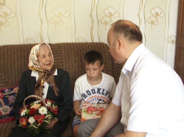 Закарпатка відсвяткувала 101 день народження. Іменинницю привітали від імені народного депутата Василя Петьовки 
