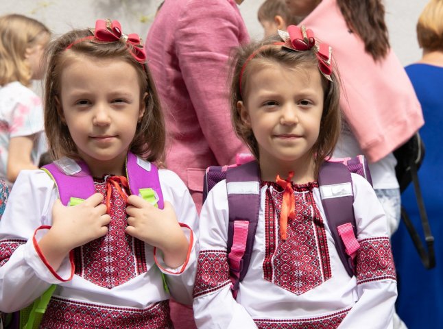 70 ужгородських першокласників отримали наплічники і канцтовари