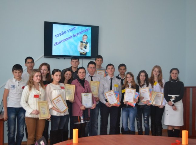 Команду кмітливих бухгалтерів визначали в Мукачівському кооперативному торговельно-економічному коледжі