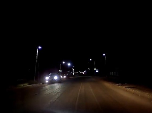 Поліцейські наздогнали водія, який мчав у бік Ужгорода. Після побаченого в машині вирішили допомогти