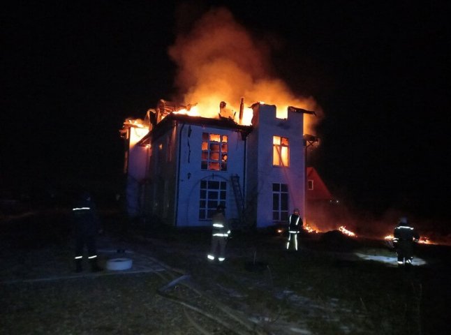 Сьогодні вночі спалахнула масштабна пожежа на Берегівщині