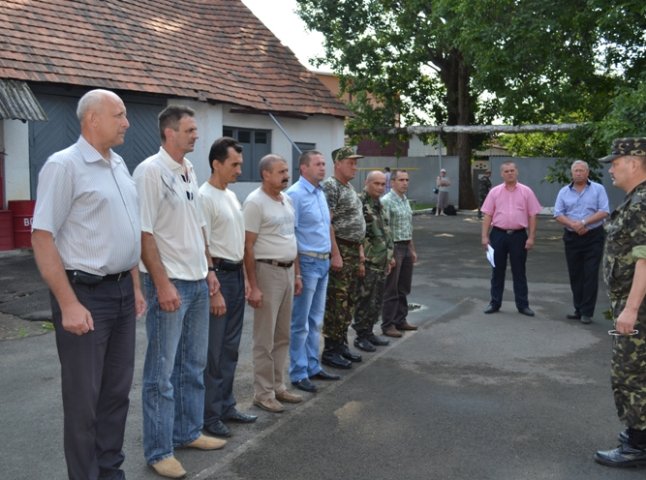 Деякі депутати та сільські голови Тячівщини пішли до війська захищати Україну