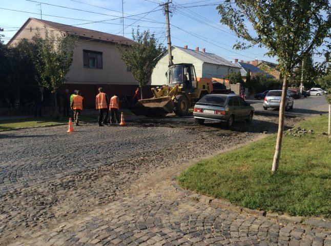 У Мукачеві демонтували одразу чотири "лежачих поліцейських" (ФОТОРЕПОРТАЖ)