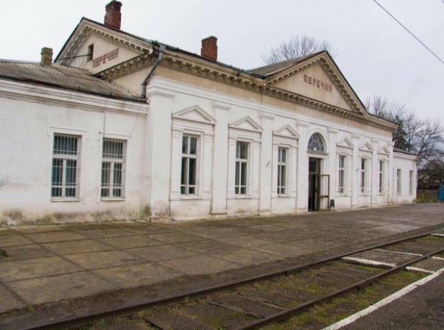 У стелі залізничного вокзалу Перечина ніяк не залатають велику дірку