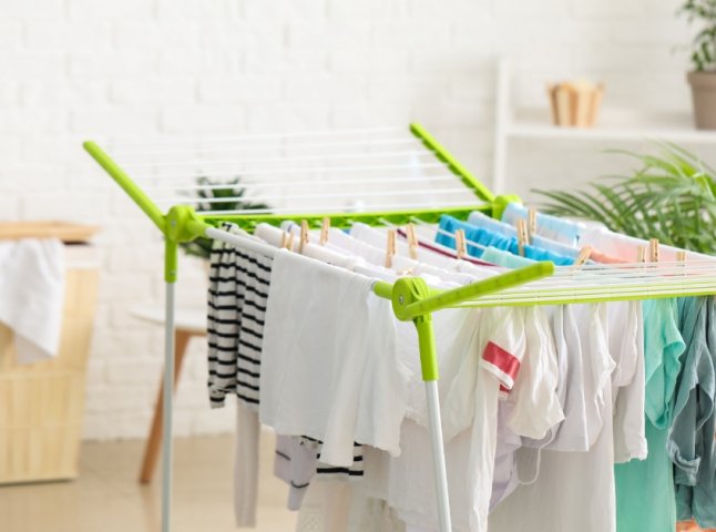 Є два дієві лайфхаки: як швидко висушити одяг у холодній квартирі