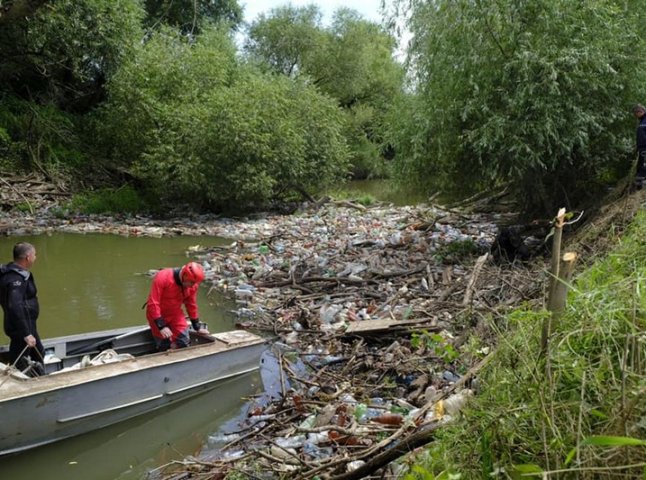 На Закарпатті русла річок очищають від сміттєвих заторів