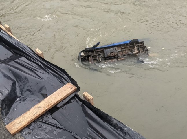 Авто злетіло з мосту у річку: на Закарпатті сталась аварія