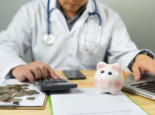 Зарплата медикам: скільки обіцяє міністр лікарям та медсестрам