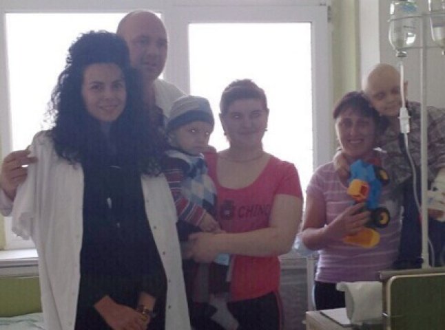 Настя Каменських і Потап з подарунками відвідали дитячу лікарню в Мукачеві